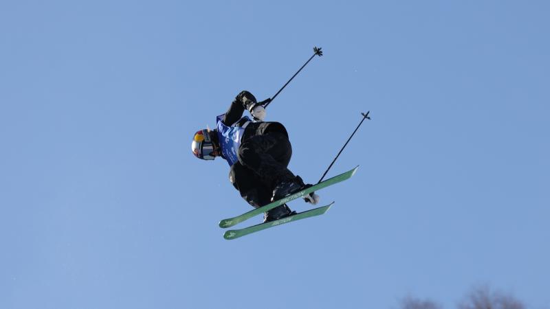 定位球魔术师：法国人乔弗尔如何在阿森纳打造自己的标志形象（法国人乔弗尔如何在阿森纳塑造定位球招牌风格）