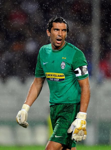 这位前锋的跑动太勤快了