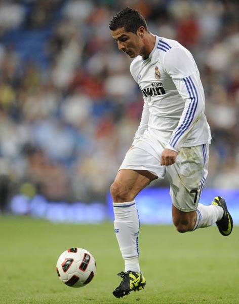 前锋终于找到射门感觉（前锋重拾进球感觉）