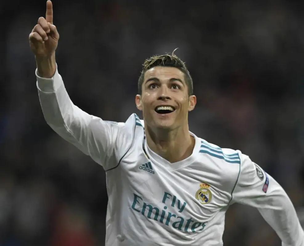 传奇奥斯卡满血复活看海港亚冠 球迷喊队危 ！速归！（奥斯卡状态回勇现身海港亚冠，球迷高呼：球队告急，尽快回归！）