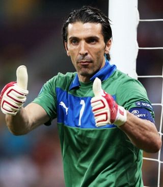 曼联英超15轮4-1胜狼队，近3轮不败，B费2射1传，助球队冲至第六，有望重返欧冠区。（英超第15轮：曼联4-1击退狼队，B费梅开二度+助攻，近3轮不败升至第六，剑指欧冠区）