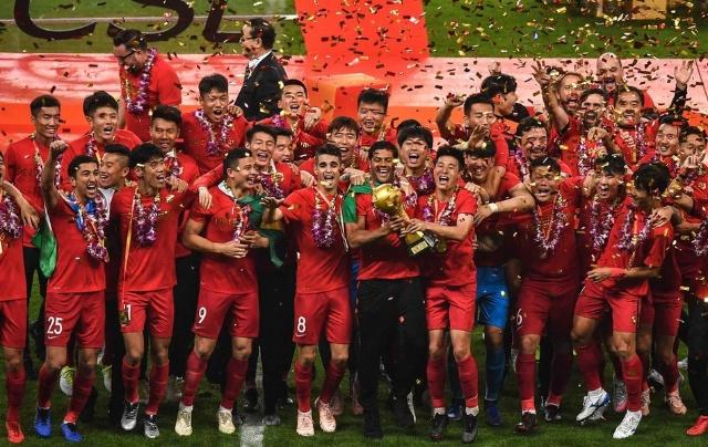 巴萨遭遇危险对手！法兰克福进攻凶猛防守漏洞百出，欧冠生死战提前上演（欧冠生死前哨战：巴萨遭遇法兰克福，进攻火力爆棚、防线漏洞频出）