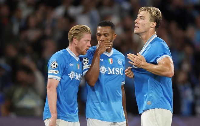 阿森纳在阿斯顿维拉的惊险失利使得争冠形势更加复杂（阿森纳客场险负阿斯顿维拉，冠军争夺战再添变数）