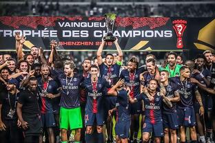 韩国女星穿曼联曼城球衣聚餐。左边是韩国国门金承奎...（韩国女星身着曼联、曼城球衣同框聚餐，左侧为韩国国门金承奎）