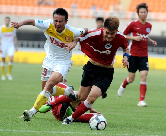 鲁媒：山东泰山开出的续约条件对瓦科而言仍具备极高的吸引力（鲁媒：泰山队的续约条款对瓦科依旧极具吸引力）