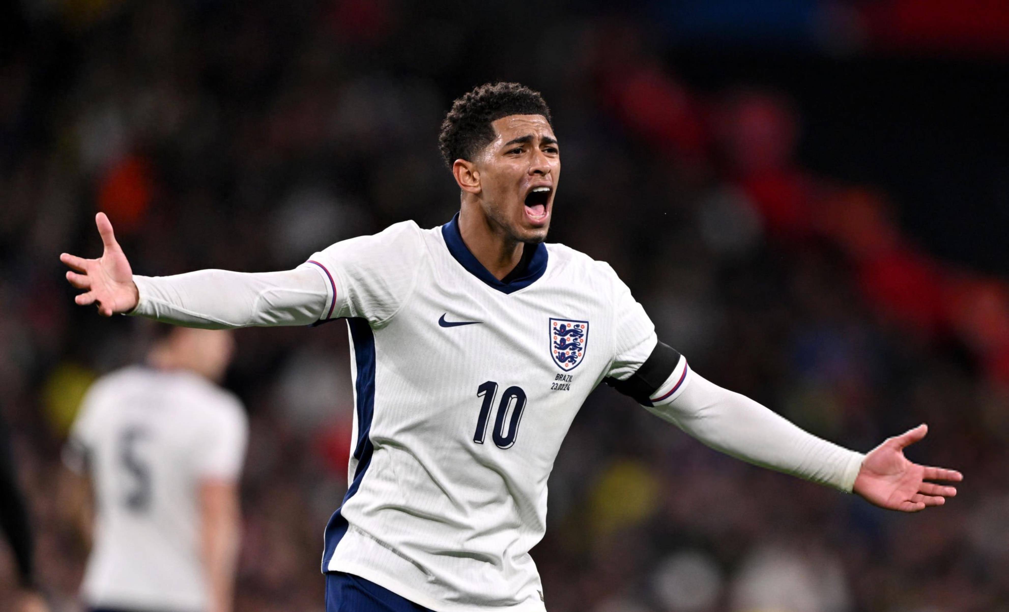 亚马尔是FIFPro最佳阵最年轻球员，也是今年得票最高外场球员（亚马尔入选FIFPro年度最佳阵容，创最年轻纪录并成今年外场得票王）